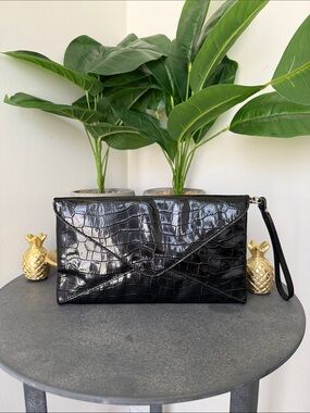 Elegant Black Crocodile-Embossed Men's Clutch